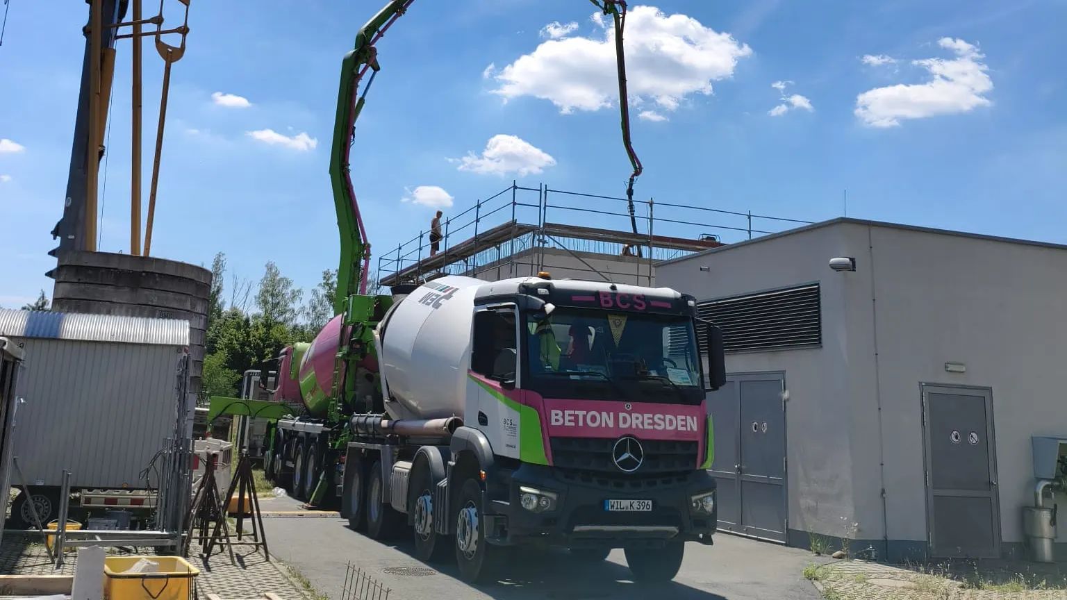 Brückenbauwerk mit Turmdrehkran
