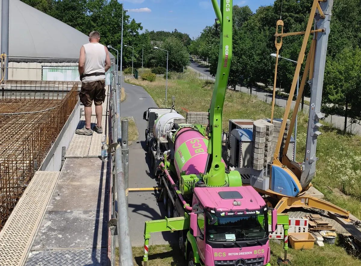 Brückenbauwerk mit Turmdrehkran