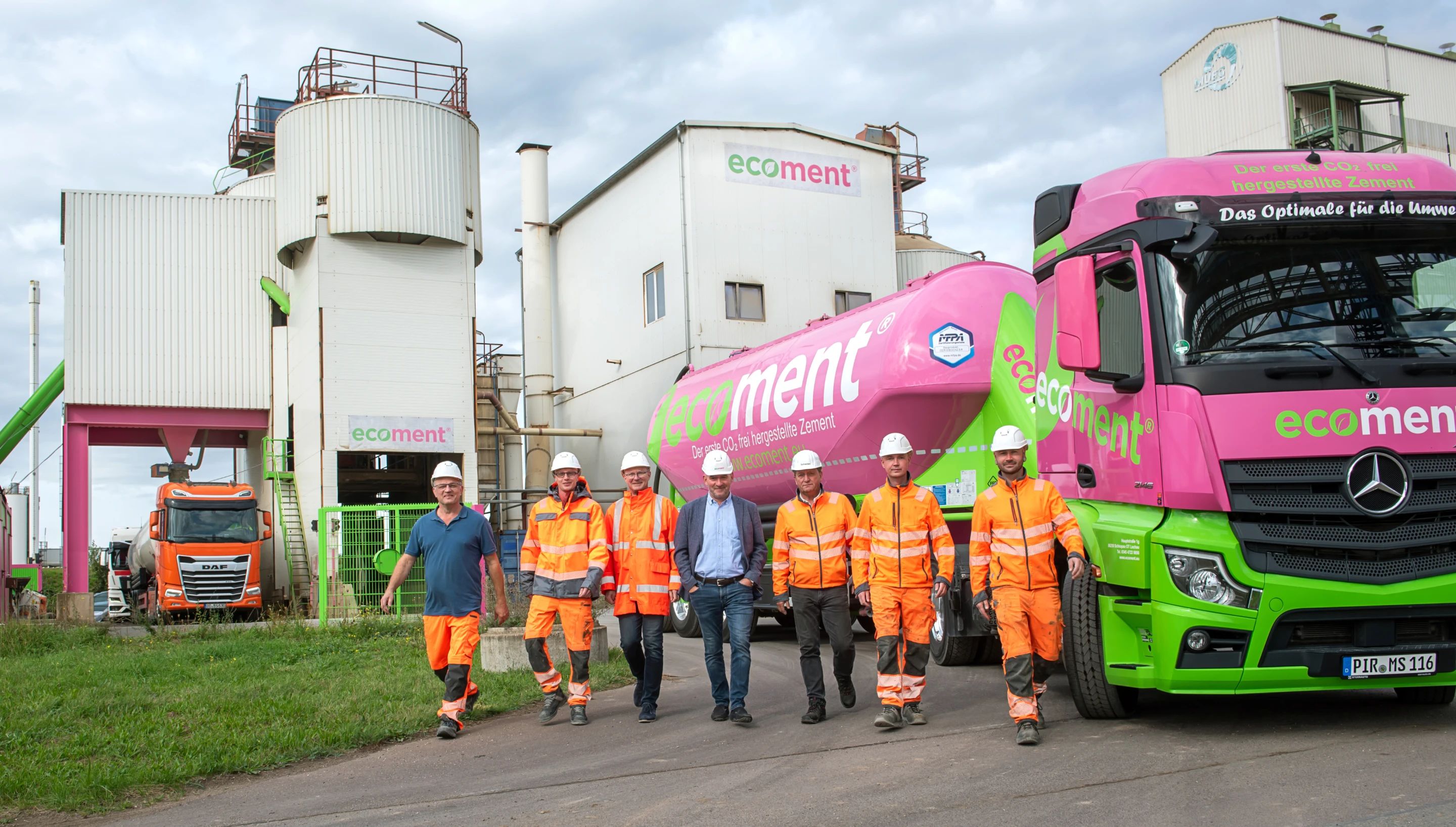 ecoment-Team am Werk mit Lkw zur Auslieferung